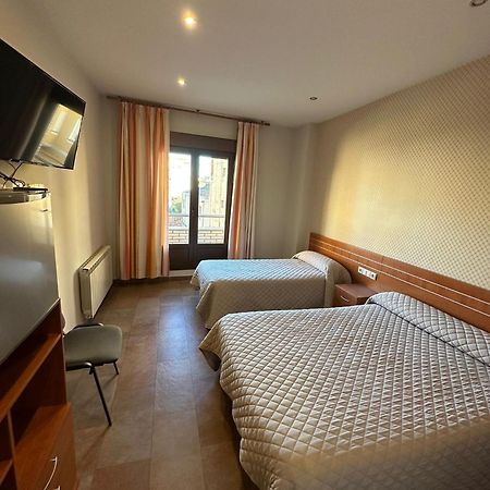 Hostal Venecia Monzon Bagian luar foto