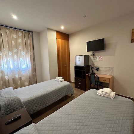 Hostal Venecia Monzon Bagian luar foto