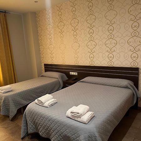 Hostal Venecia Monzon Bagian luar foto