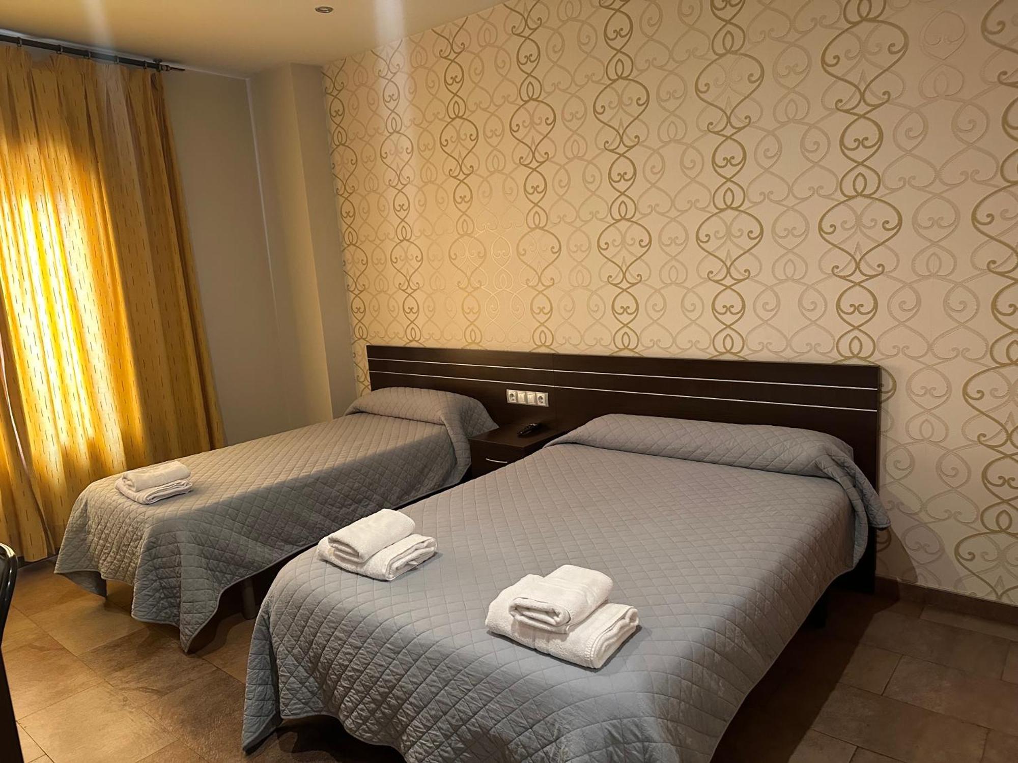 Hostal Venecia Monzon Bagian luar foto